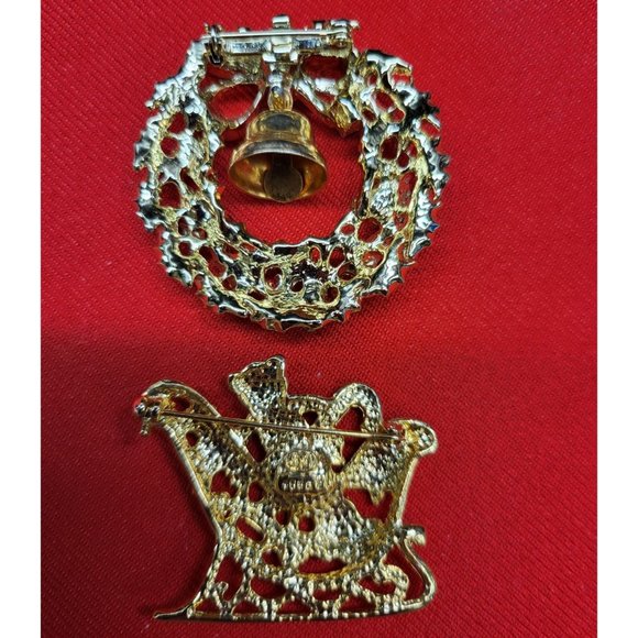 Christmas Pins/ Brooch Set of 2 Christmas Sleigh & Wreath Pin - Picture 4 of 10